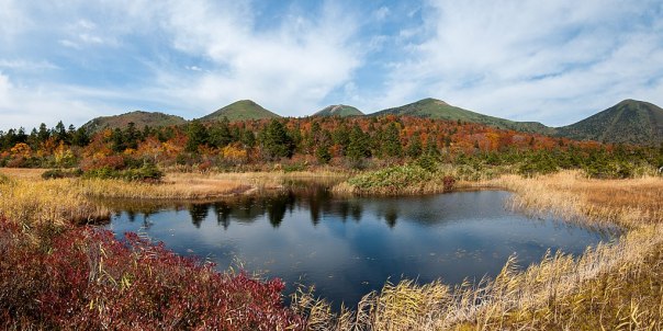 1024px-Suiren_Pond_and_Hakkoda_Volcano_2012-10-22_(8126645866)
