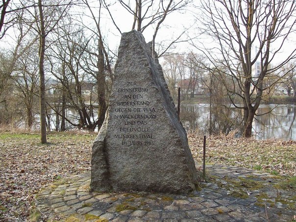 1024px-Lanzenanger_Gedenkstein_Stefan Riepl (Quark48)