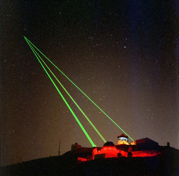 Starfire_Optical_Range_-_three_lasers_into_space