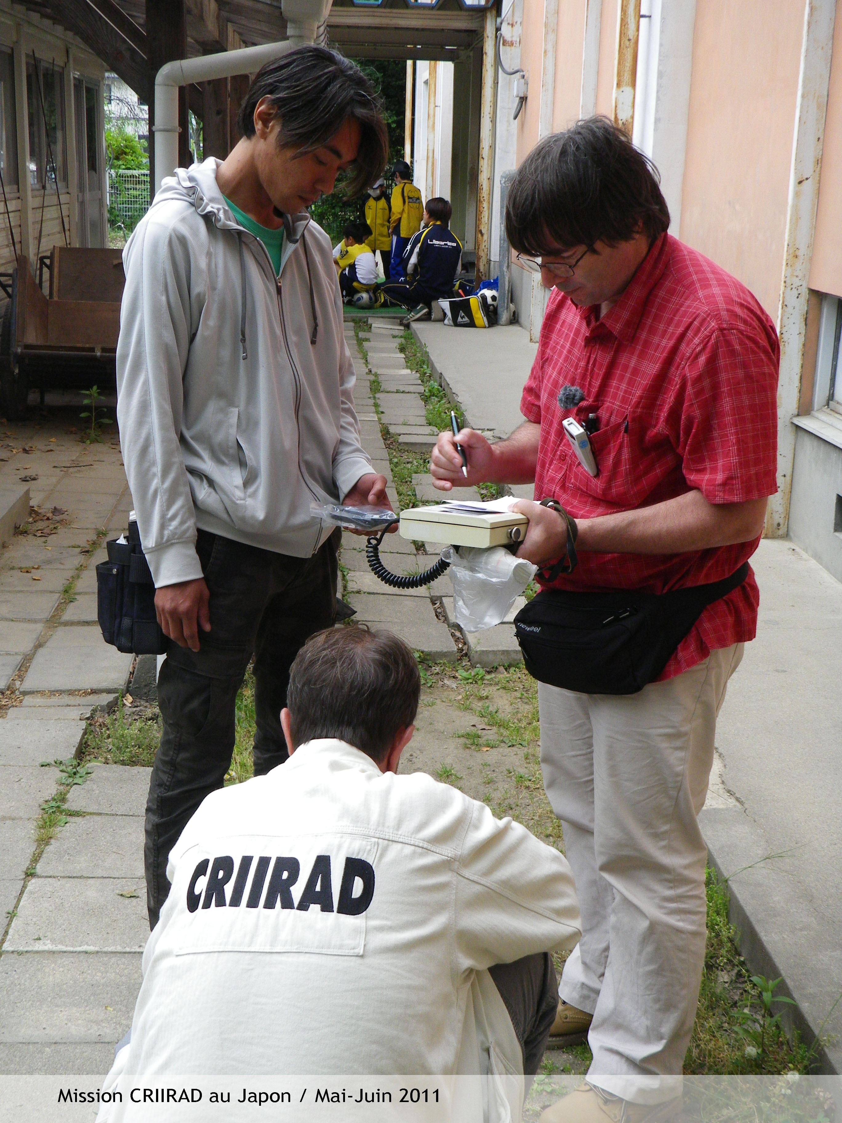 Mission CRIIRAD en préfecture de Fukushima, mai-juin 2011 - Mesures du niveau de radiation dans un école de la Ville de Fukushima CRIIRAD - Bruno CHAREYRON, Christian COURBON ONG locale - Wataru IWATA